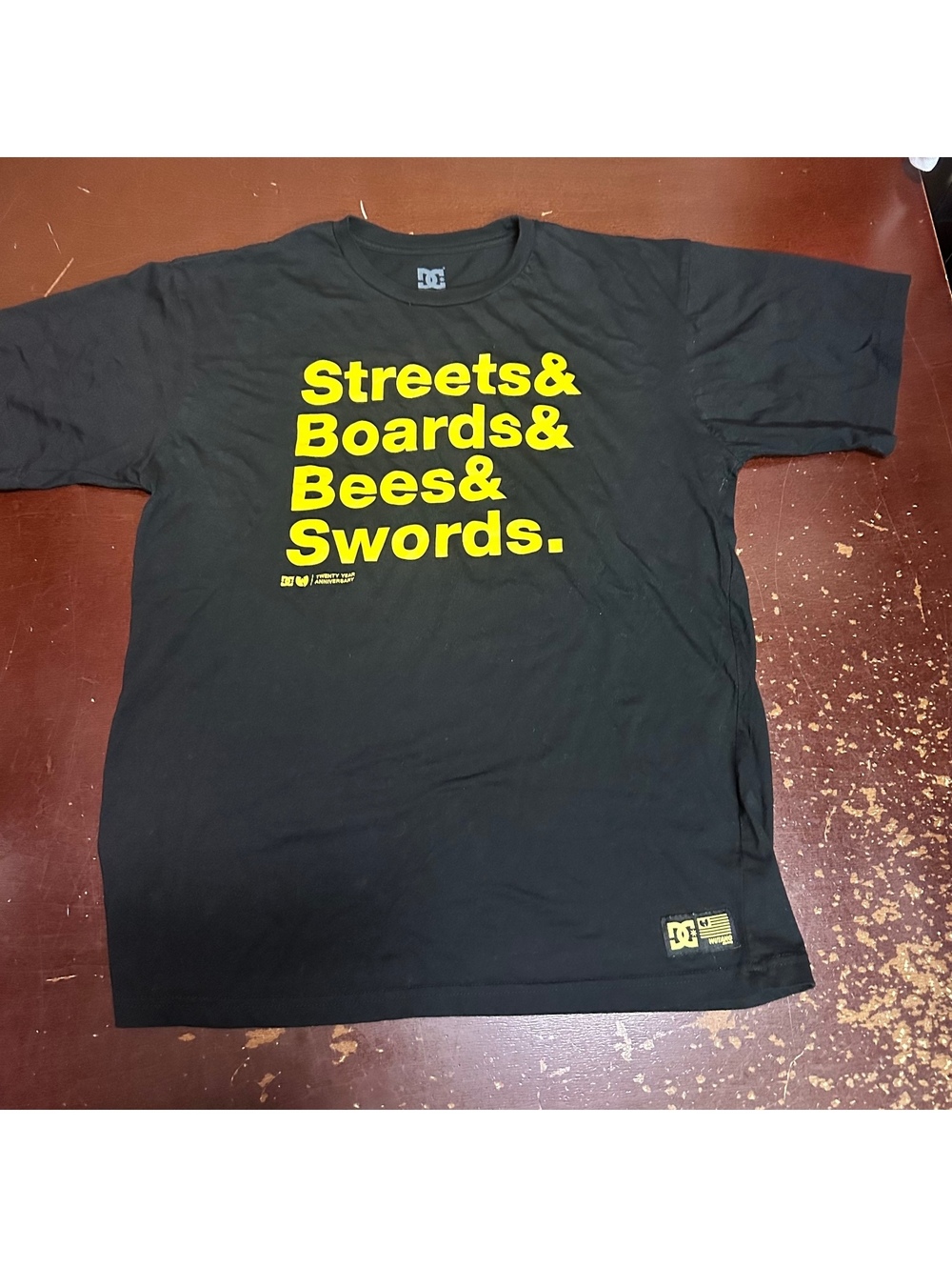 DC WuTang collaboration MENS black yellow Tshirt large